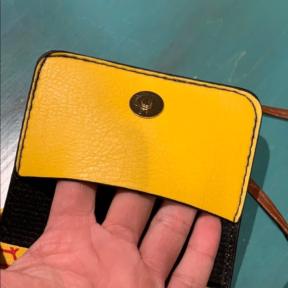 Sports Cellphone Purse - Picture 4 of 5